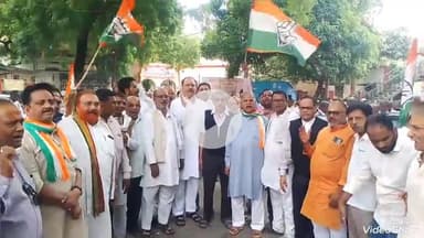 मिर्ज़ापुर: जनपद की समस्याओं को लेकर कलेक्ट्रेट में कांग्रेस कार्यकर्ताओं ने किया प्रदर्शन, राज्यपाल को संबोधित पत्र डीएम को सौंपा