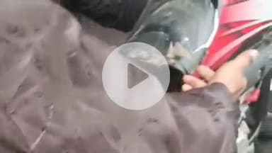 लाडपुरा: अनंतपुरा रेतिया चौकी इलाके में एक मोटरसाइकिल में घुसा 2 फीट लंबा सांप, चालक गिरकर हुआ घायल, किया गया रेस्क्यू