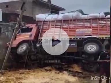 श्योपुर: प्रेमसर गांव के समीप अनियंत्रित होकर मकान में जा घुसा ओवरलोड ट्रक, मकान की दीवार ढही