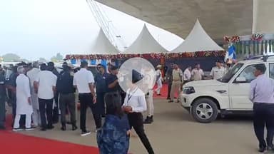 बख्तियारपुर विधानसभा के विकास के लिए मुख्यमंत्री नीतीश कुमार को आवेदन देते हुए