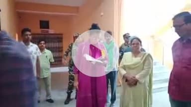 गुमला: जिला निर्वाचन पदाधिकारी सह उपायुक्त ने चंदाली स्थित ईवीएम वेयरहाउस का निरीक्षण किया