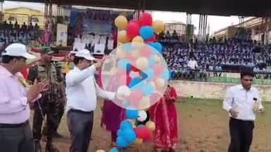 गुमला: संत इग्नासुस स्टेडियम में दीप प्रज्वलन के साथ सुब्रतो मुखर्जी कप फुटबॉल प्रतियोगिता का उद्घाटन