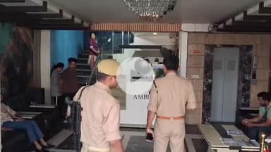 झांसी: होटल अंब्रोसिया में वांछित अभियुक्त की प्रेस कॉन्फ्रेंस की सूचना पर पहुंची पुलिस