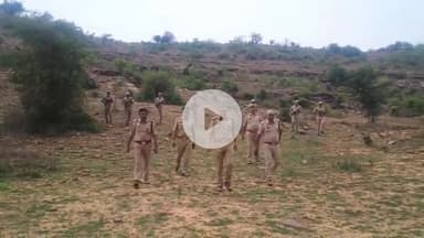 मिर्ज़ापुर: बरकछा पहाड़ी के आसपास क्षेत्र में अवांछित गतिविधियों व तस्करी की रोकथाम के लिए पुलिस अधीक्षक ने की कांबिंग