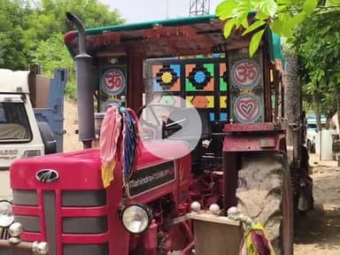 निवाई: पुलिस ने नाकाबंदी के दौरान 80 फीट रोड से अवैध बजरी से भरा ट्रैक्टर-ट्रॉली किया ज़ब्त, चालक फरार