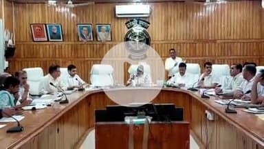 बहराइच: कलेक्ट्रेट सभागार में IGRS और CM डैश बोर्ड की बैठक में अनुपस्थित बांट माप अधिकारी का वेतन बाधित करने के लिए डीएम ने दिए निर्देश