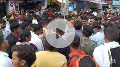 भभुआ: अटल बिहारी सिंह हाई स्कूल प्लस टू के पास सड़क दुर्घटना में छात्र की मौत पर आक्रोशित लोगों ने सड़क किया जाम