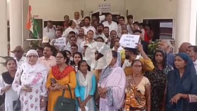 झांसी: वंदे भारत प्रकरण में झांसी में कांग्रेस ने बबीना विधायक राजीव सिंह पारीछा के खिलाफ कलेक्ट्रेट में किया प्रदर्शन