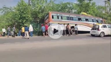 झांसी: हंसारी के झांसी ललितपुर हाईवे के पास सवारियों से भरी एक प्राइवेट बस खाई में जाकर धसी