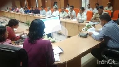 चूरू: जिला परिषद सभागार में कलेक्टर अभिषेक सुराणा ने आवश्यक सेवाओं की साप्ताहिक समीक्षा बैठक ली, अधिकारियों को दिए निर्देश