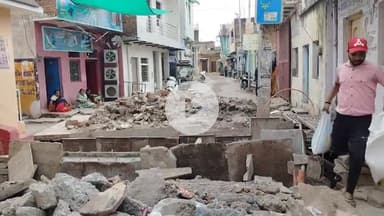 झांसी: ठेकेदार की लापरवाही से भैरव खिड़की मोहल्ले में टूटी पड़ी पुलिया,शवों को श्मशान घाट ले जाने में हो रही दिक्कत #jansamasya