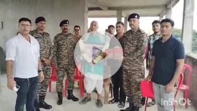 कहरा: कारगिल युद्ध में शहीद रमन झा के परिवार को बनगांव में 4 सदस्यीय टीम ने किया सम्मानित