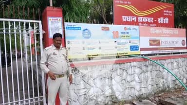 झांसी: नशे के विरूद्ध 'एक युद्ध' अभियान के तहत आबकारी विभाग ने झांसी महानगर के अलग-अलग चौराहों पर लगाए चेतावनी पोस्टर