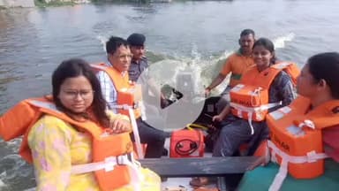 शिवहर: पछियारी पोखर में गृह रक्षकों और गोताखोरों को वोट संचालन का दिया गया प्रशिक्षण