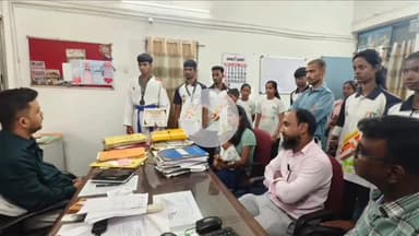 लोहरदगा: जिला शिक्षा पदाधिकारी कार्यालय में जिंगी कुड़ू विद्यालय के कराटे खिलाड़ी, प्रशिक्षण मैट व सुविधाओं की मांग