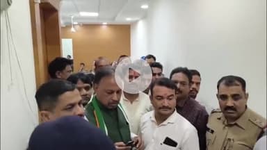 इंदौर: कांग्रेसियों ने निगम मुख्यालय में टैक्स वृद्धि और गड्ढों के खिलाफ किया प्रदर्शन