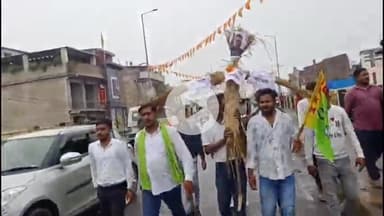 कोडरमा: झारखंड लोकतांत्रिक क्रांतिकारी मोर्चा ने झंडा चौक पर मांडू विधायक का पुतला फूंका