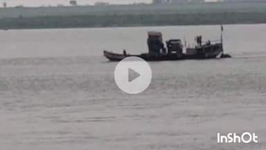 मुंगेर: सदर प्रखंड क्षेत्र में गंगा नदी में ओवरलोड नावों का परिचालन जारी