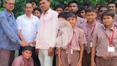 बेनीपुर अनुमंडल क्षेत्र के पकड़ी चौक स्थित आइडियल पब्लिक स्कूल के बच्चों ने अपने जन्मदिन पर किया वृक्षारोपण