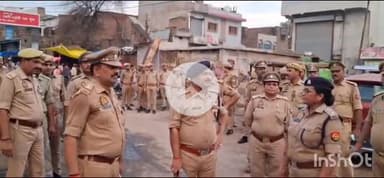 उरई: मोहर्रम को लेकर जिला प्रशासन हुआ अलर्ट, एसपी ने भारी पुलिस बल के साथ ताजिया जुलूस मार्ग का किया निरीक्षण