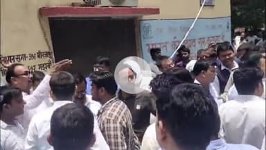 मिर्ज़ापुर: सदर तहसील में राजस्व निरीक्षक और वकील के बीच हुई हाथापाई, दोनों पक्षों ने एक-दूसरे पर लगाया मारपीट का आरोप, वीडियो वायरल