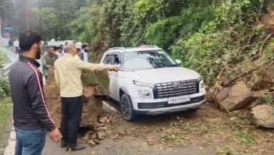 देहरादून: मसूरी-धनोल्टी मार्ग पर कपलानी के पास हुए भूस्खलन से मार्ग हुआ बाधित, खोलने के प्रयास जारी