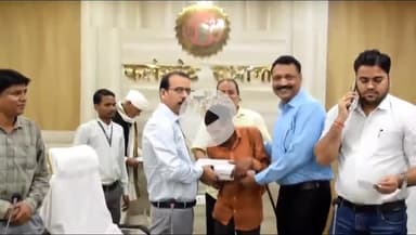 सिंगरौली: कलेक्टर ने नेत्रहीन बेलन लाल यादव को सुगम केन दिया, केन पाकर नेत्रहीन व्यक्ति हुए खुश