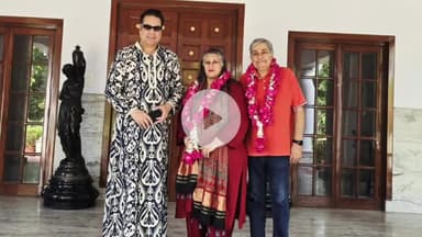 रामपुर: नूर महल में पूर्व मंत्री नवाब काज़िम अली खान ने रॉयल फेबल्स की संस्थापक अंशु खन्ना का स्वागत किया