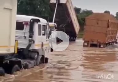 उरई: ग्राम सिमरिया के बंधौली घाट में बड़ा बेतवा नदी का जलस्तर, पानी में डूबने के लिए मौरंग से भरे ओवरलोड ट्रक