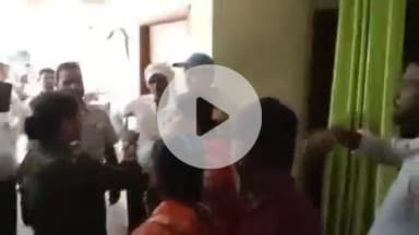 बेरमो: बेरमो अंचल कार्यालय के मुख्यद्वार पर भाजपा नेता विनय कुमार सिंह धरने पर बैठे