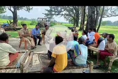 तुलसीपुर: ऑपरेशन कवच के तहत इंडो नेपाल बॉर्डर से सटे गांवों में अवैध गतिविधियों की रोकथाम के लिए ग्राम सुरक्षा समिति के साथ बैठक