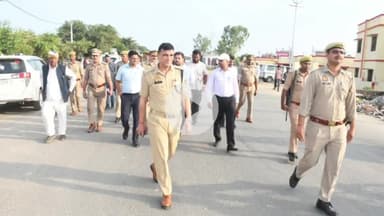 रामपुर: डीएम और एसपी ने पटवाई थाना क्षेत्र में किया फ्लैग मार्च, लोगों से की शांति व्यवस्था बनाए रखने की अपील