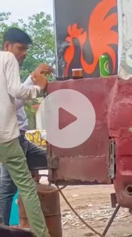 उरई: राजकीय मेडिकल कॉलेज के सामने एमएच बिरयानी के दुकानदार ने दुकान पर शराब पिलाते हुए वीडियो सोशल मीडिया पर वायरल किया