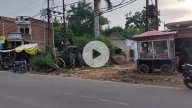 सिराथू: सिराथू मे सड़क किनारे गड्ढे मे रखे ट्रांसफार्मर से लोगों मे डर,एसडीओ ने कहा-नया चार्ज लिया है,समस्या हल होगी #jansamasya