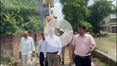 फिरोज़ाबाद: आगरा मंडलायुक्त ने स्मार्ट सिटी के विकास कार्यों को लेकर फ़िरोजाबाद शहर के विभिन्न स्थानों का निरीक्षण किया