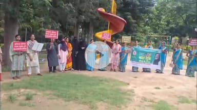 लोहरदगा: अजय उद्यान पार्क में नशा मुक्ति के लिए बनी मानव श्रृंखला, नगर परिषद प्रशासक के नेतृत्व में जागरूकता अभियान