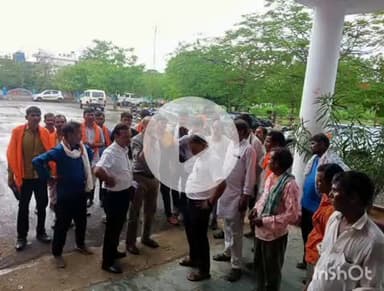 श्योपुर: पूर्व MLA बृजराज सिंह चौहान के नेतृत्व में कलेक्टर से मिले दौला का पुरा के लोग, कहा- कृषि भूमि पर क्रेशर की लीज देना गलत