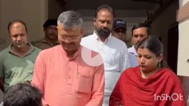 देहरादून: मेयर सौरभ थपियाल ने संग्रहण वाहनों के चालकों को मोबाइल फोन वितरित किए