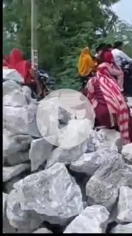 टोंक: दूनी नगर पालिका क्षेत्र कृष्णा कॉलोनी में पानी भरने से परेशान महिलाओं ने सड़क पर जाम लगाकर किया प्रदर्शन