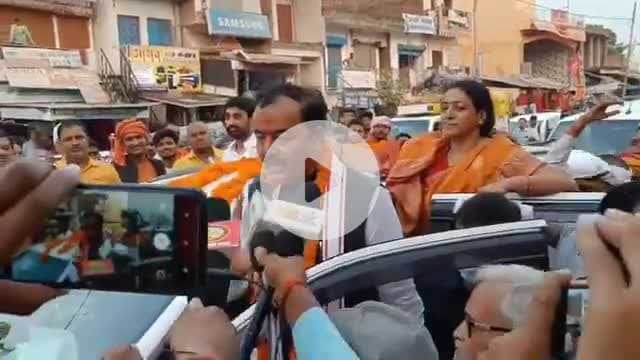 विधायक मेजा श्रीमती नीलम उदयभान करवरिया जी की मांग को स्वीकारते हुए माननीय केशव जी ने जनता के बीच गंगा पर पक्के पुल के निर्माण की घोषणा की!
#हमारा_विधायक_हमारी_शान