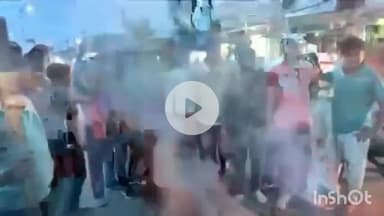 तोपचांची: डुमरी विधायक पर टिप्पणी के विरोध में मांडू विधायक का पुतला दहन