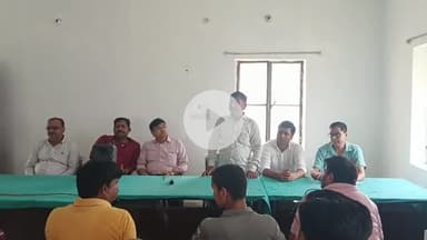 ई किसान भवन में उर्वरक निगरानी समिति की बैठक प्रखंड विकास पदाधिकारी निलेश कुमार ने बीज डिलरो  को कालाबाजारी न करने हेतु  दी कडी चेतावनी