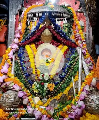 🌺🌻🌻
*#श्री_हनुमान_जी_महाराज जी की प्रातः कालीन शुभ मंगला श्रृंगार आरती दर्शन*🌺 _*#श्री_हनुमानगढ़ी_अयोध्याधामजी।।*_ 🌺🌻 दिनांक~ 24-06-25 मंगलवार 🌻🌺 श्री हनुमान जी महाराज आपके सकल मनोरथ सिद्ध करें।।🌺🌻
स्वस्थ और प्रसन्नचित रखें।