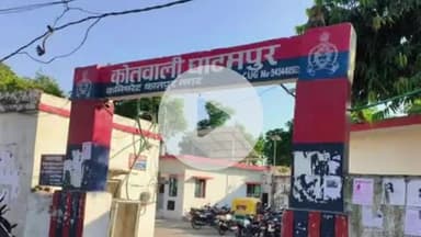 घाटमपुर: घाटमपुर में कार की टक्कर से तीन लोग घायल, एक को जिला अस्पताल किया गया रेफर