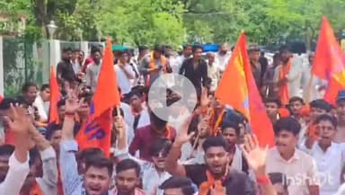 उरई: ABVP के कार्यकर्ताओं ने उरई के डीएम कार्यालय में किया प्रदर्शन, शिक्षा के गद्दारों को गोली मारो के लगे नारे