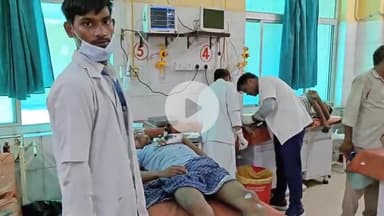 मिर्ज़ापुर: नगर के बुंदेलखंडी में जर्जर घर का छज्जा गिरने से सड़क पर काम कर रहे 2 मजदूर हुए घायल, ट्रामा सेंटर में इलाज जारी