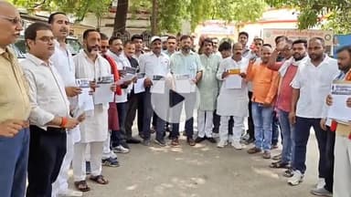 मिर्ज़ापुर: बीपी सिंह सामाजिक न्याय मंच ने पूर्व प्रधानमंत्री बीपी सिंह को भारत रत्न देने की मांग को लेकर कलेक्ट्रेट में किया प्रदर्शन