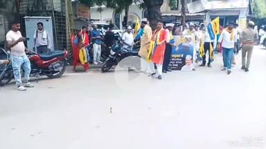 मिर्ज़ापुर: गुजरात और पंजाब में विधानसभा उपचुनाव में मिली जीत पर रमईपट्टी तिराहा पर जश्न मनाते आप कार्यकर्ताओं को पुलिस ने रोका