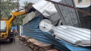 इंदौर: संयोगिता गंज: नगर निगम की टीम को देखकर लोगों ने स्वेच्छा से हटाया अतिक्रमण, कई अतिक्रमणों पर चला बुलडोजर