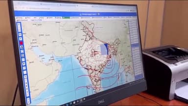 देहरादून: मौसम विज्ञान केंद्र देहरादून के निदेशक डॉ. बिक्रम सिंह ने भारी बारिश की चेतावनी जारी की